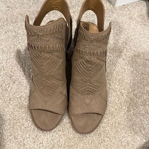 Tan sandal with open toe, size 7.5